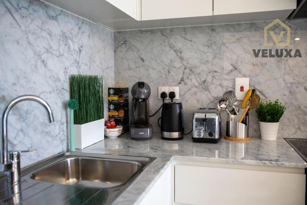 Veluxa - Luxury And Bright 1 Bedroom Apartment, Burj View! Dubaj Kültér fotó